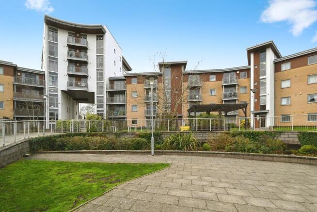 2 bed property, in Kelvin Gate, £225,000