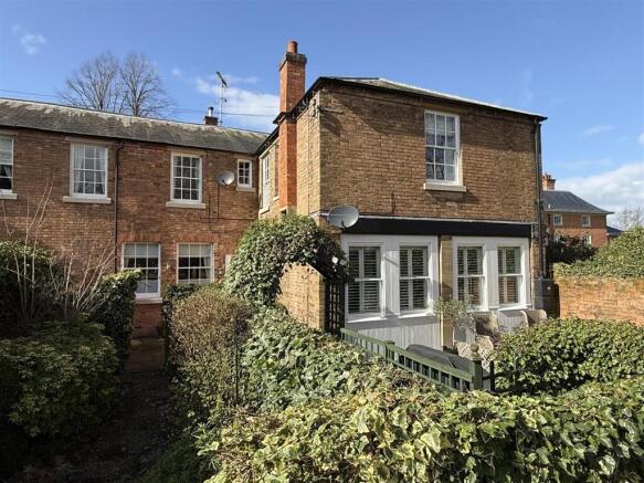 2 bed property, in Burgage Lane, £375,000