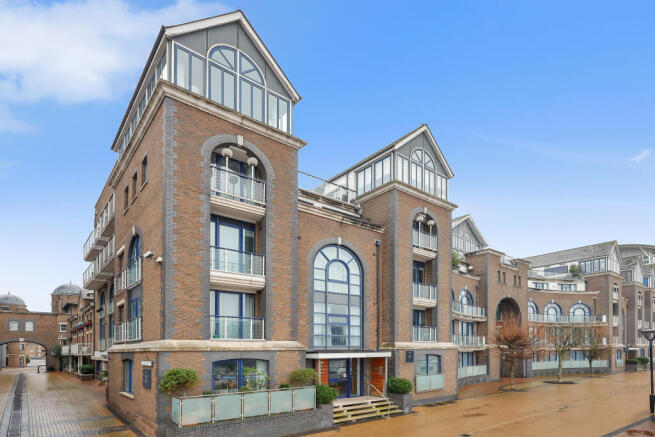 1 bed property, in Clove Hitch Quay, £475,000