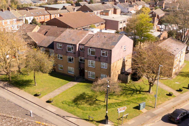 1 bed property, in High Street, £90,000