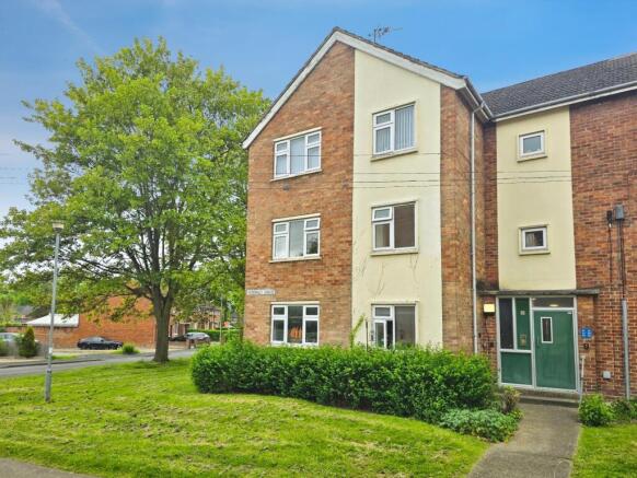 2 bed property, in Willow Crescent, £105,000