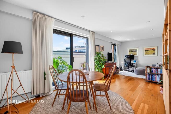 1 bed property, in Queens Road, £400,000