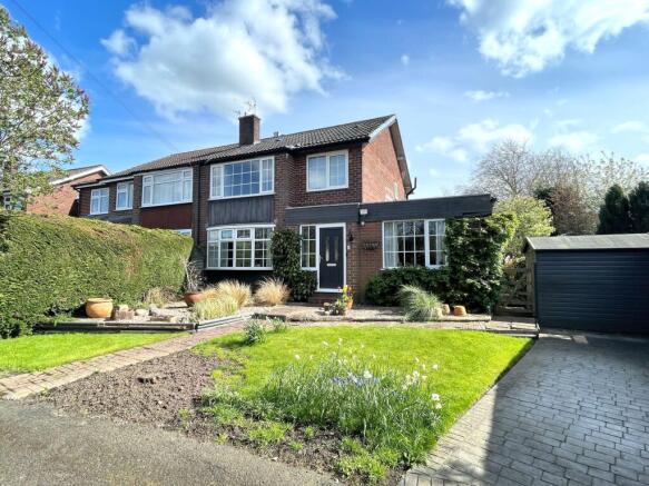 3 bed property, in School Close, £475,000