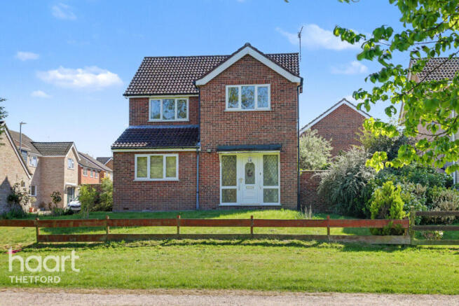 4 bed property, in Canons Close, £285,000
