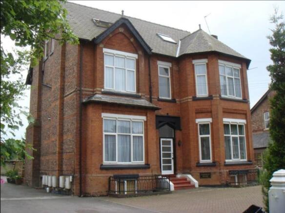 1 bed property, in Queens Road, £100,000