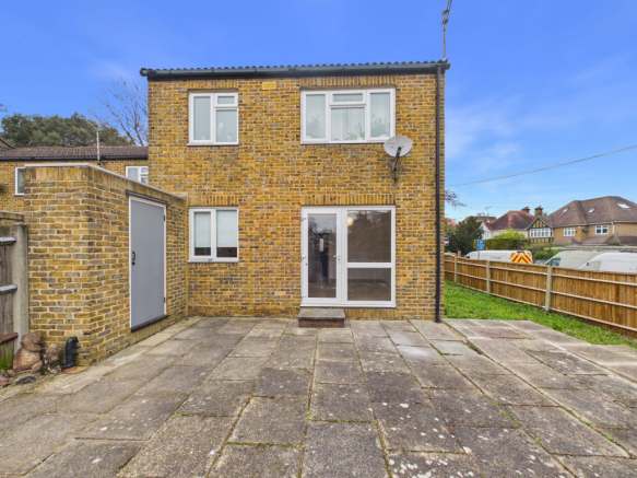 1 bed property, in Closemead Close, £325,000
