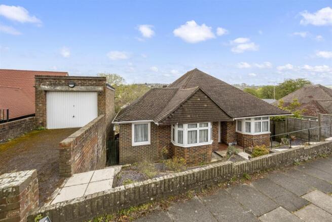 3 bed property, in Ridgeside Avenue, £550,000