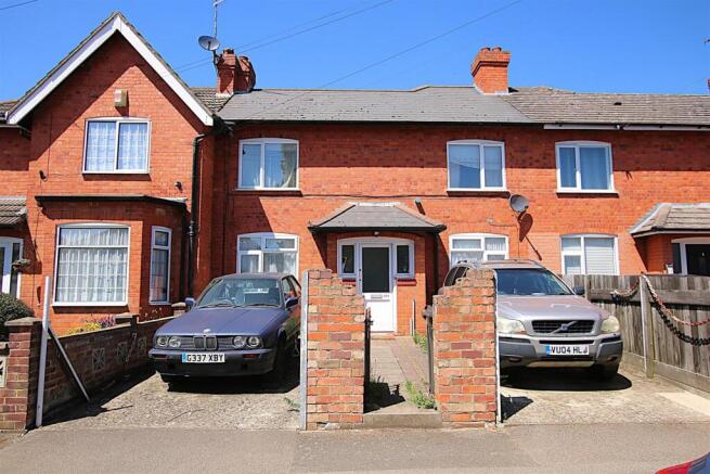 2 bed property, in Lindsay Avenue, £200,000