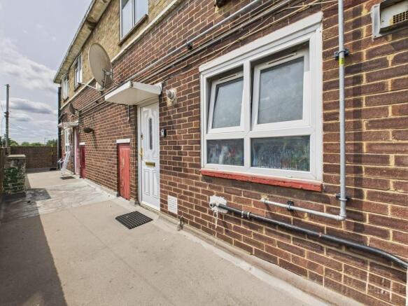 2 bed property, in Chelmer Crescent, £210,000