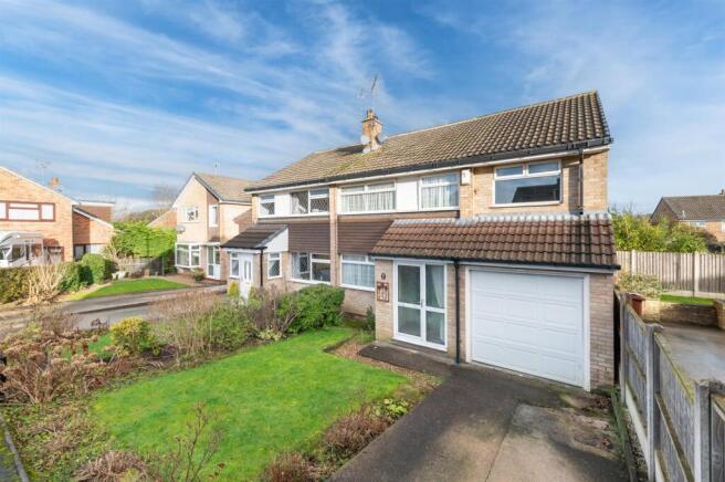 5 bed property, in West Lea Grove, £325,000