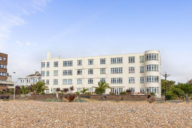 3 bed property, in Clarence Court, £375,000
