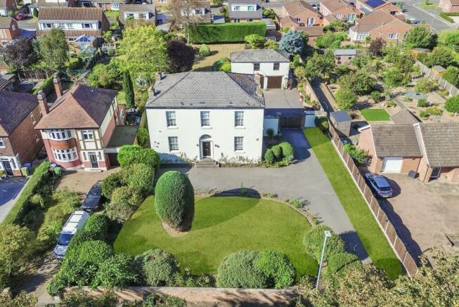 5 bed property, in Moorgate Villa, £695,000