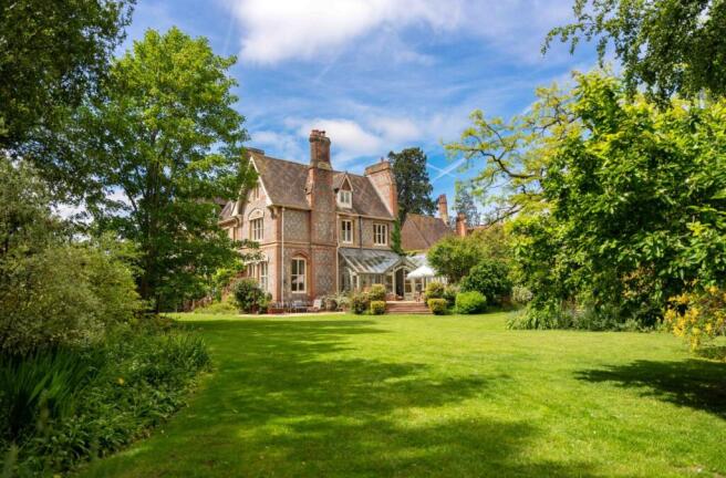 6 bed property, in Tile Barn, £1,550,000