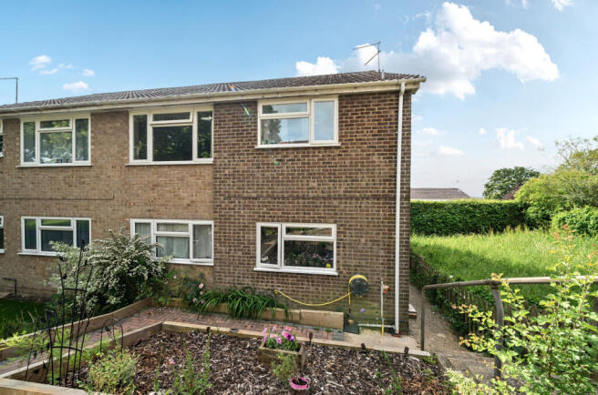 2 bed property, in Lime Grove, £230,000