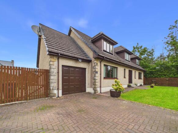 5 bed property, in Glenburn Close, £410,000