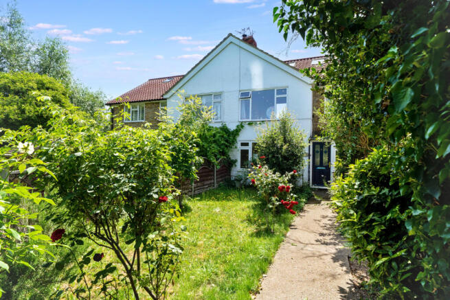 2 bed property, in Arundel Close, £295,000