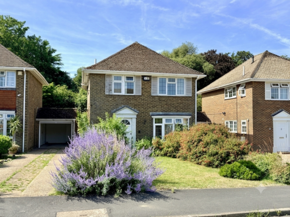 3 bed property, in Blenheim Avenue, £325,000