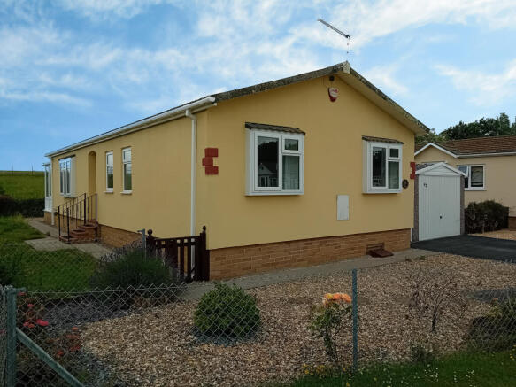 3 bed property, in Salthouse Farm Park, £240,000