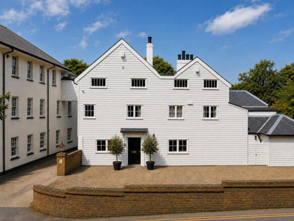 8 bed property, in High Street, £700,000