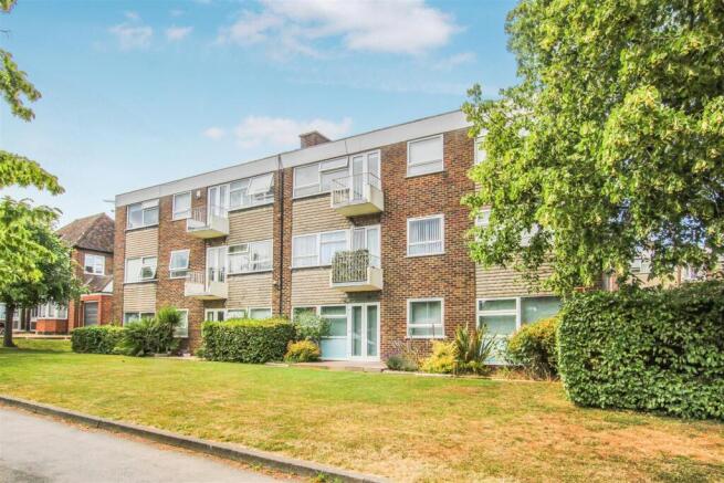 1 bed property, in Hutton Road, £240,000
