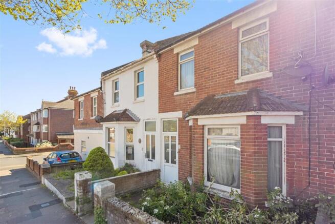 2 bed property, in Green Street, £250,000