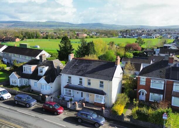 3 bed property, in Heol Fach, £220,000