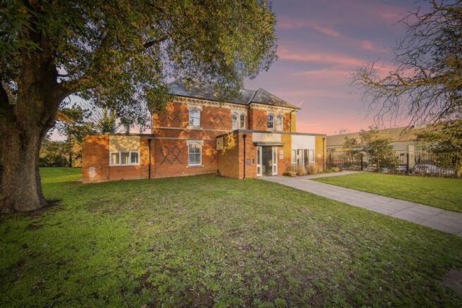 2 bed property, in Old Rectory Drive, £200,000