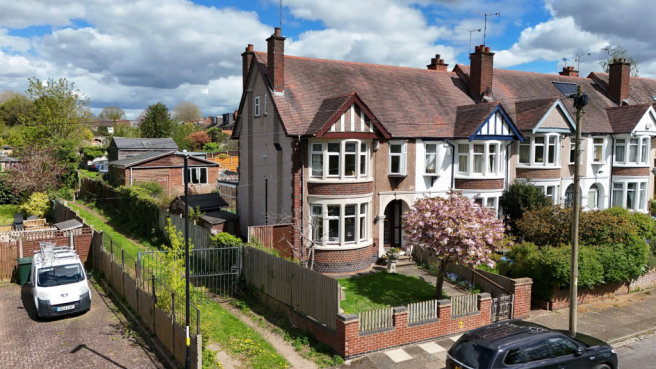 4 bed property, in Lake View Road, £330,000
