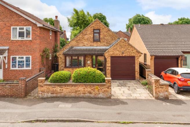 2 bed property, in Neale Avenue, £300,000