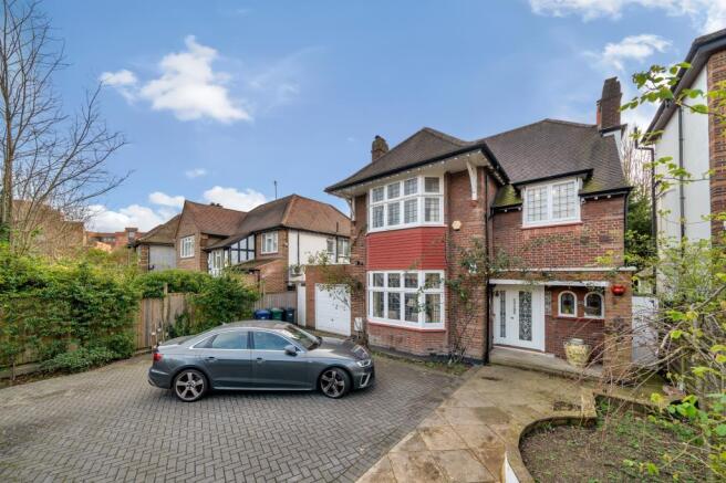 4 bed property, in Beechwood Avenue, £1,420,000