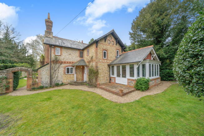 3 bed property, in Green Dene, £1,295,000
