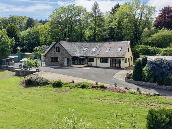 6 bed property, in Smithy Orchard, £845,000