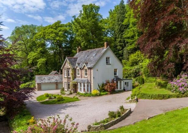 6 bed property, in Underhill, £1,199,000