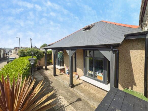 2 bed property, in Helston, £300,000