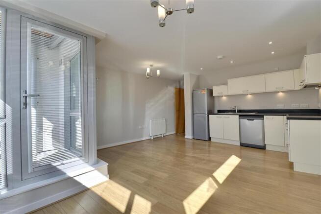 2 bed property, in Queen Street, £180,000