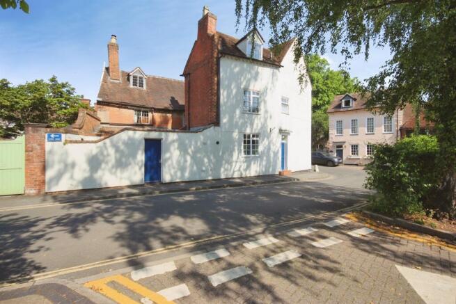 4 bed property, in Castle Lane, £525,000