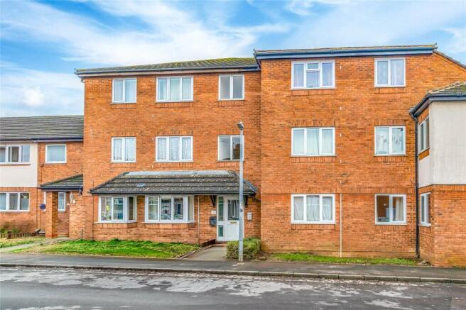 2 bed property, in Rose Street, £140,000