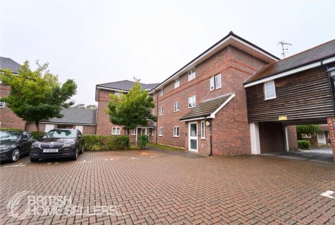 2 bed property, in Wharf Way, £255,000