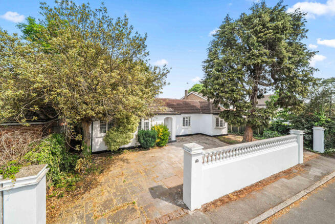 4 bed property, in Old Esher Road, £720,000