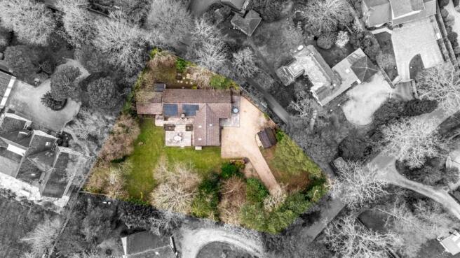4 bed property, in Roundabout Lane, £980,000