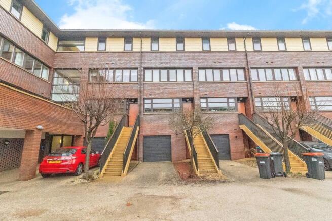 4 bed property, in Enterprise Lane, £375,000