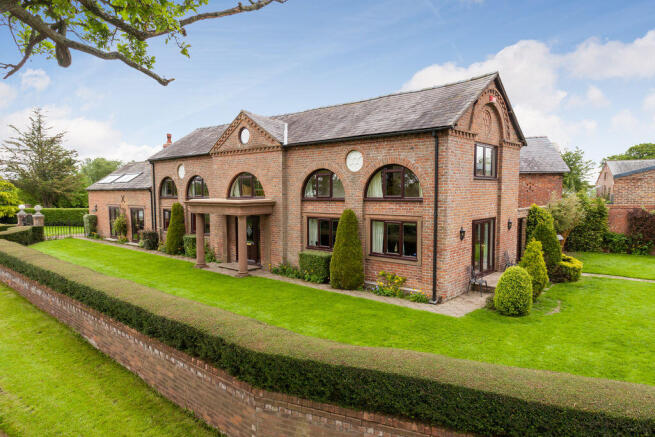 4 bed property, in Holtridge, £850,000