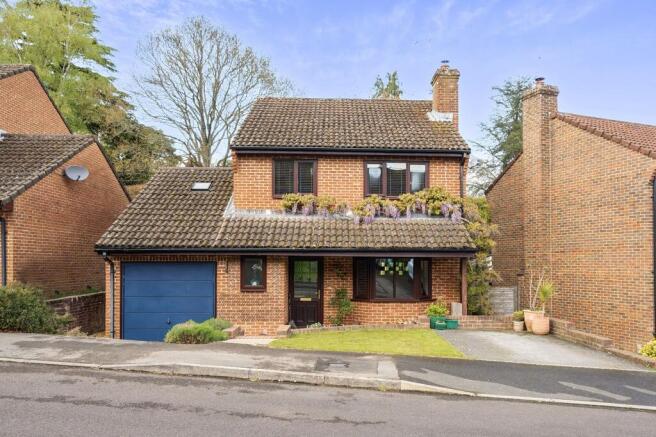 4 bed property, in Oakwood Grove, £465,000