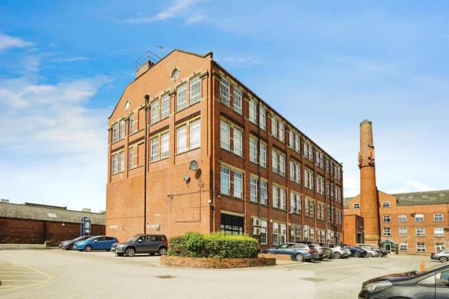 2 bed property, in Commercial Street, £110,000