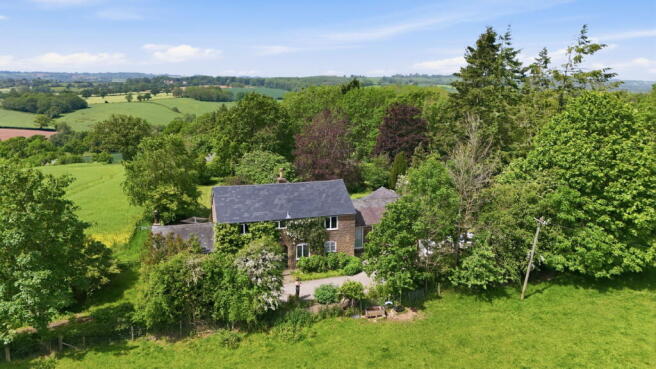 4 bed property, in Edvin Loach, £775,000