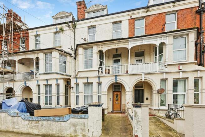 1 bed property, in Surrey Road, £90,000