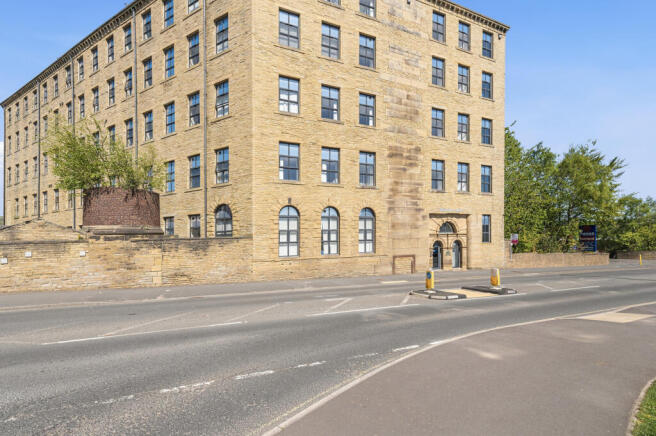 1 bed property, in Pellon Lane, £42,500