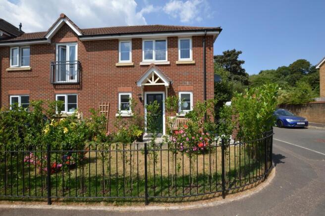2 bed property, in Darwin Crescent, £250,000