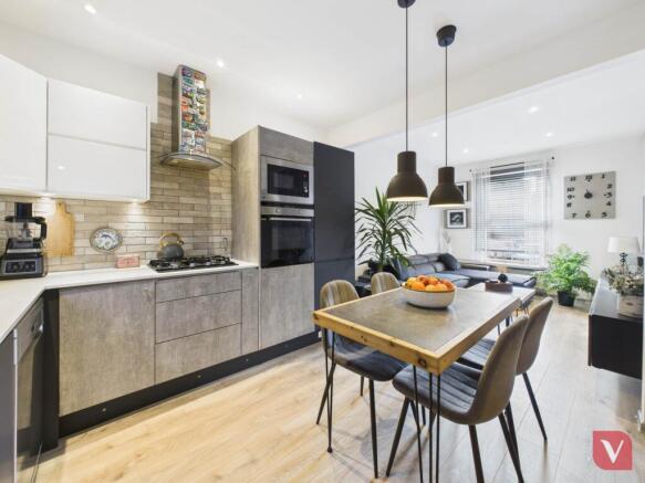 2 bed property, in Guildford Street, £200,000