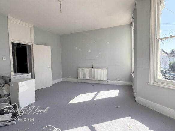 1 bed property, in Lindore Road, £460,000